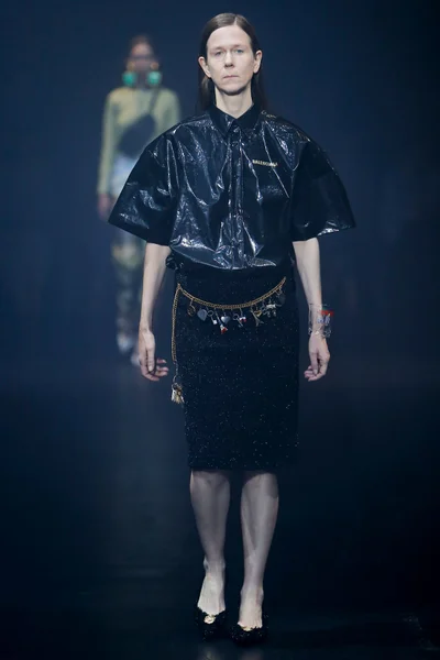 Look 16
